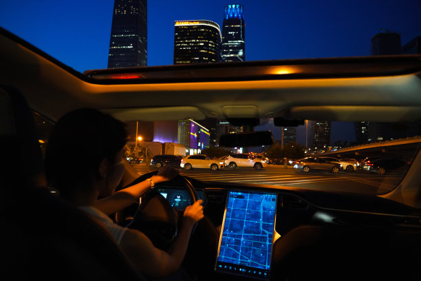 夜晚开车的青年女人图片下载