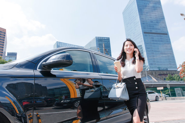 打电话的漂亮年轻商务女性图片下载