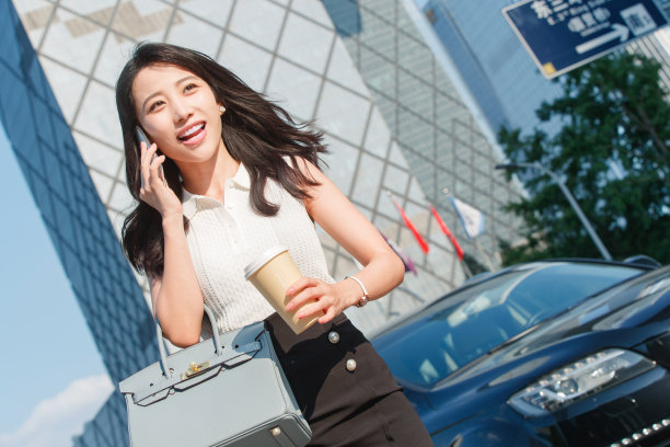 打电话的商务年轻女性图片下载