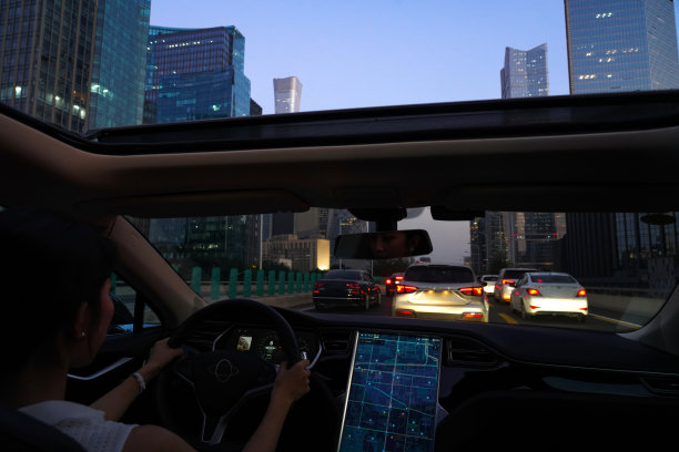 堵车中的青年女人图片下载