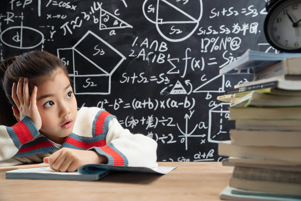 学习中发呆的小女孩图片下载