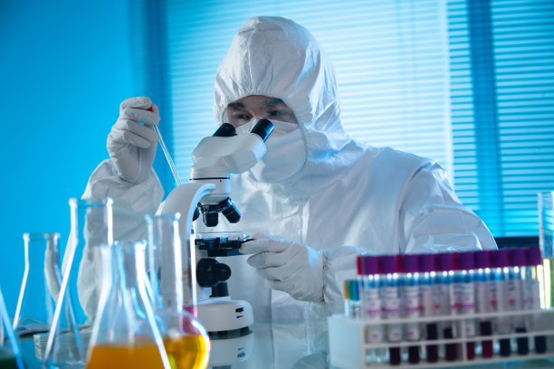 医学专家做科学试验图片下载