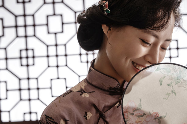 穿旗袍的东方女人和扇子图片下载