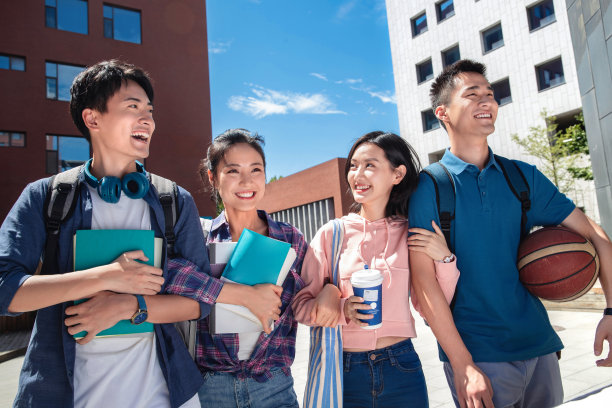 大学生情侣在校园里图片下载