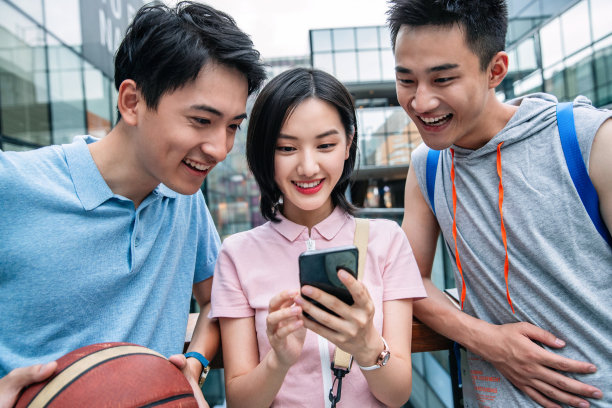 快乐的大学生在户外看手机图片下载