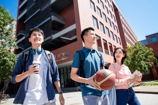 下课后的大学生在校园里图片下载