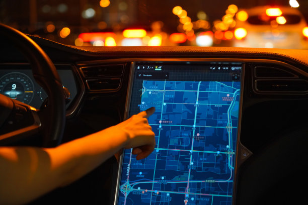 汽车驾驶时设定导航目的地图片下载