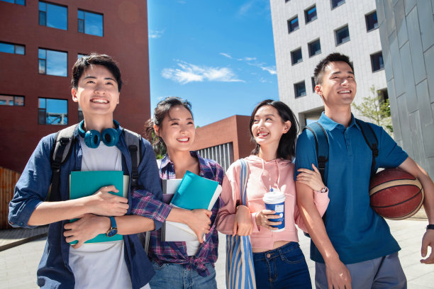 大学生情侣在校园里图片下载