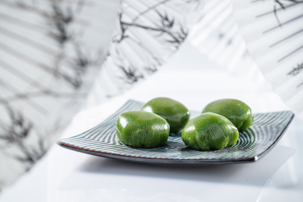 油纸伞和一盘青团图片下载