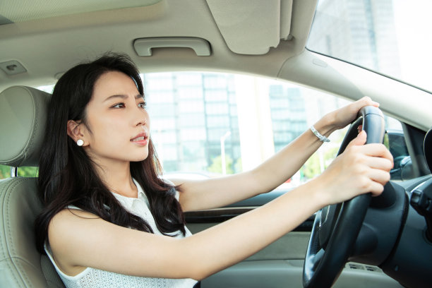 驾车生气的青年女人图片下载