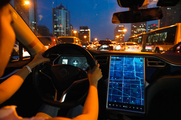 夜晚堵车中的青年女人图片下载