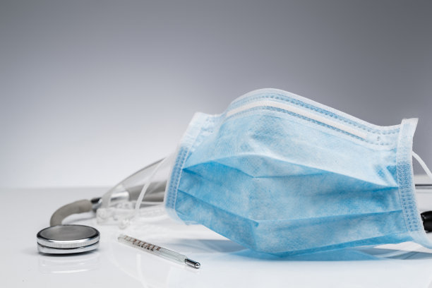 一次性口罩和听诊器图片下载