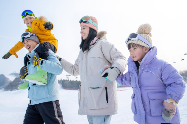 滑雪场上步行的四口之家图片下载