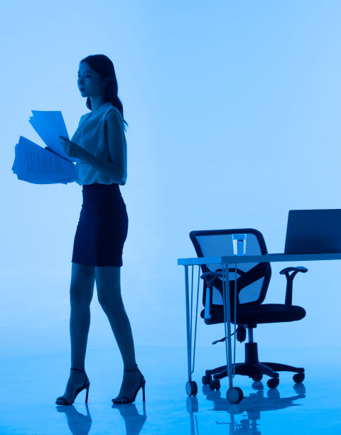 办公室里看文件的商务女士图片下载