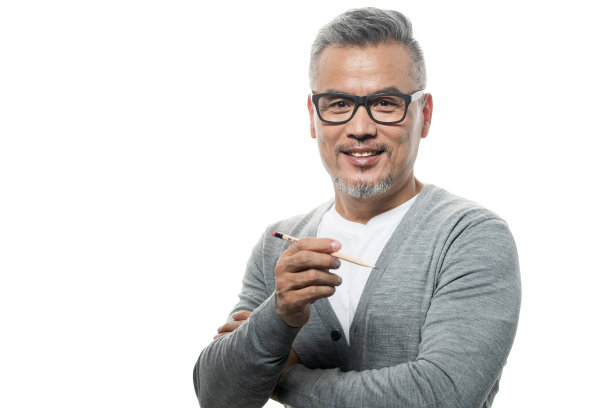 拿着铅笔的资深设计师肖像图片下载