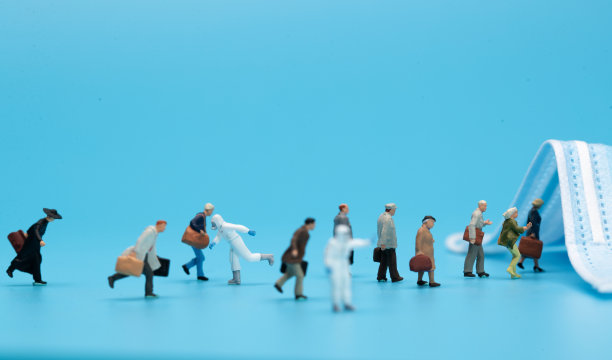 医务工作者和人群逆行图片下载