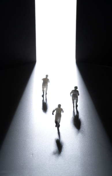 穿防护服的医疗团队奔跑图片下载