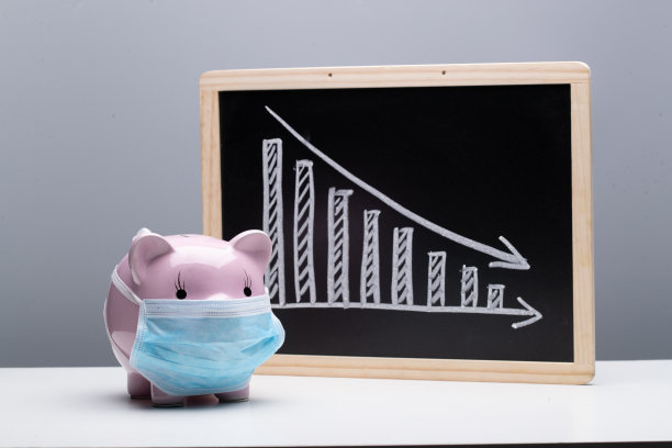 戴口罩小猪和下降数据趋势图图片下载