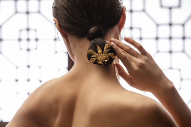 梳着中式发髻的东方女人图片下载