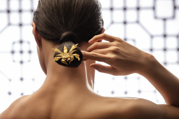 正在梳中式发髻的东方女人图片下载