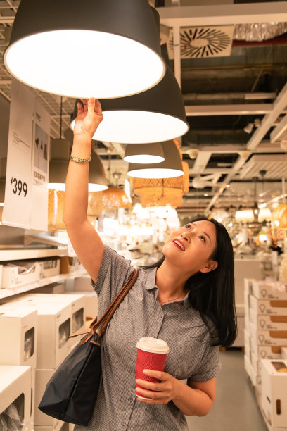 中年女性购买家具图片下载