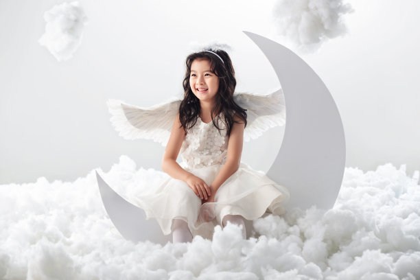 坐在月亮上的快乐小天使图片下载