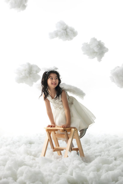 爬上梯子玩耍的小天使图片下载