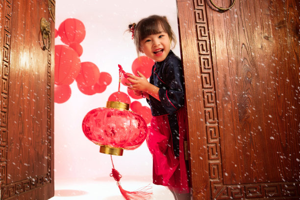 可爱的小女孩手提红灯笼庆祝新年图片下载
