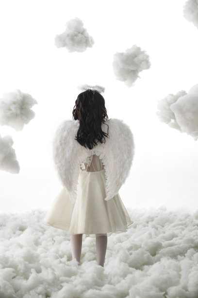 天使装扮的小女孩玩耍图片下载