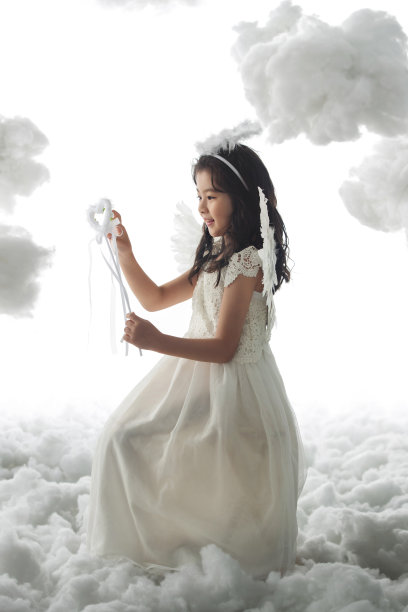 天使装扮的快乐小女孩图片下载