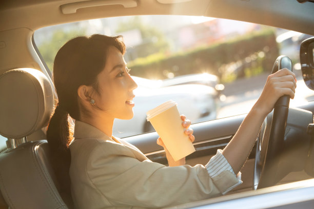 开车喝咖啡的青年女人图片下载