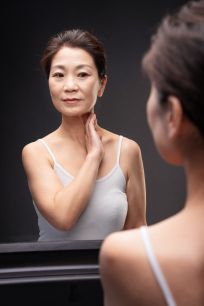漂亮的中年女性欣赏镜子中的自己图片下载