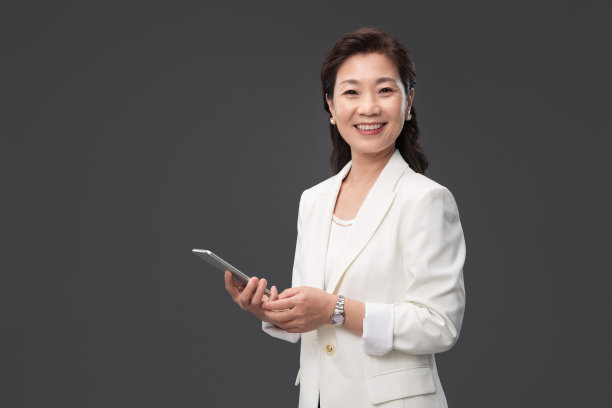 拿着手机的商务成熟女士图片下载