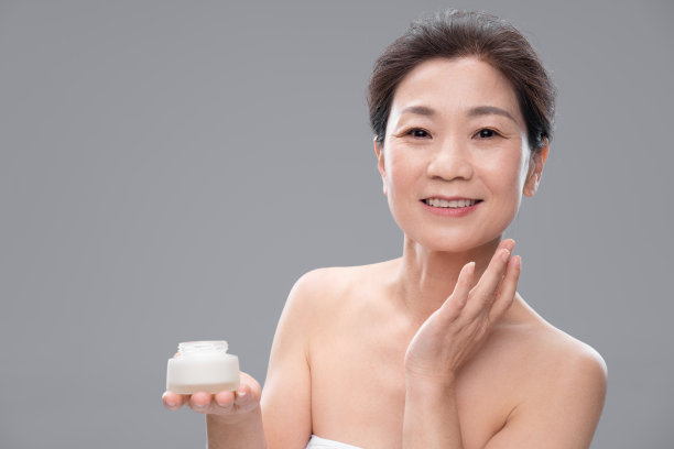 漂亮的中年女人使用护肤品图片下载