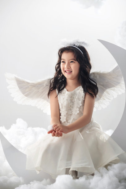 坐在月亮上的快乐小天使图片下载