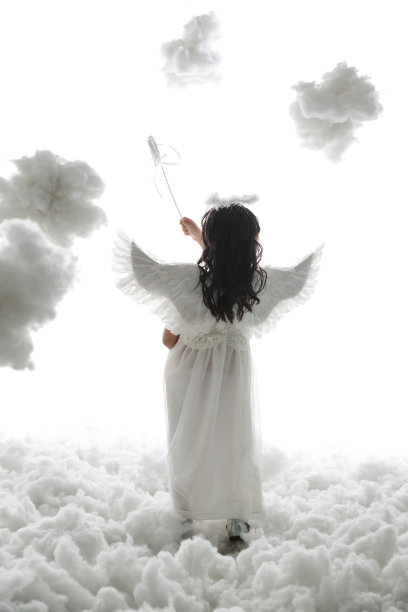 天使装扮的小女孩背影图片下载