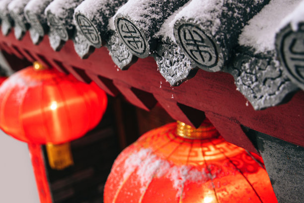 雪后房檐下的红灯笼图片下载