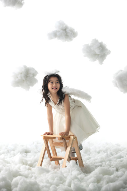 站在梯子上玩耍的小天使图片下载