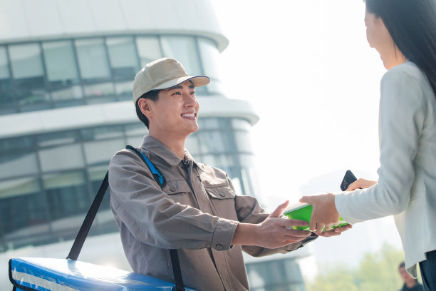 外卖员给商务女士送餐图片下载