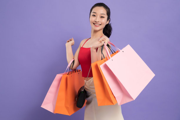 快乐的青年女人购物图片下载