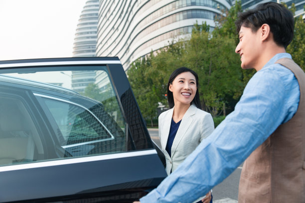 青年男女打开车门上车图片下载