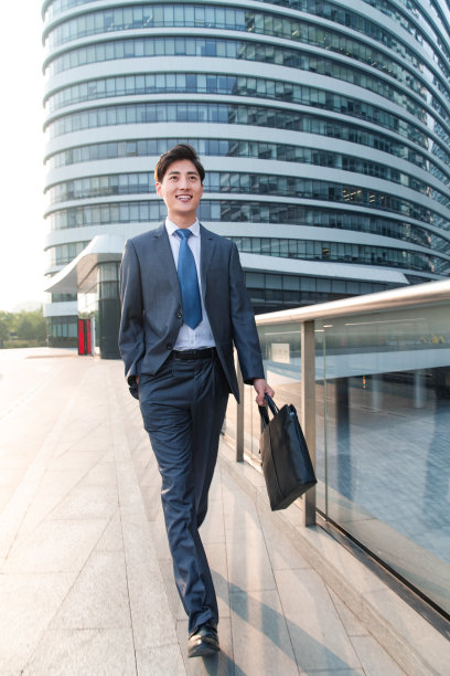在户外行走的商务男士图片下载