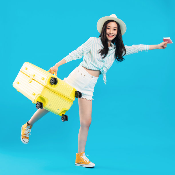 拎着行李箱去旅行的年轻女孩图片下载