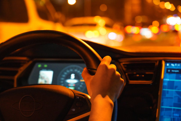 驶驾汽车时手握方向盘图片下载