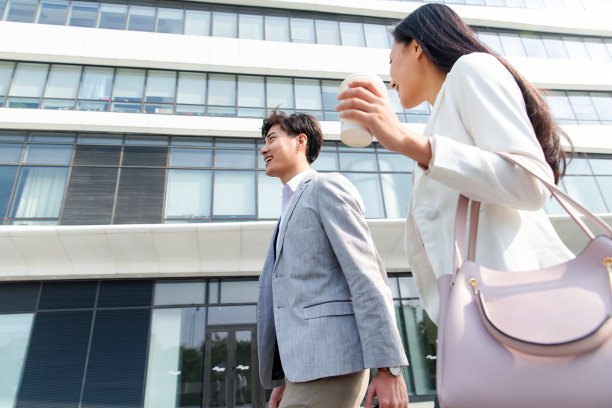 上班路上的青年商务人士图片下载