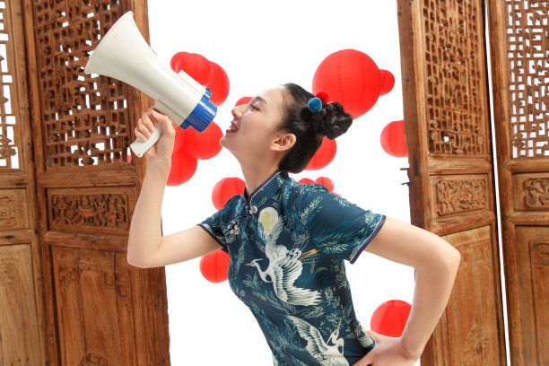 青年女人用扩音器宣传好消息图片下载