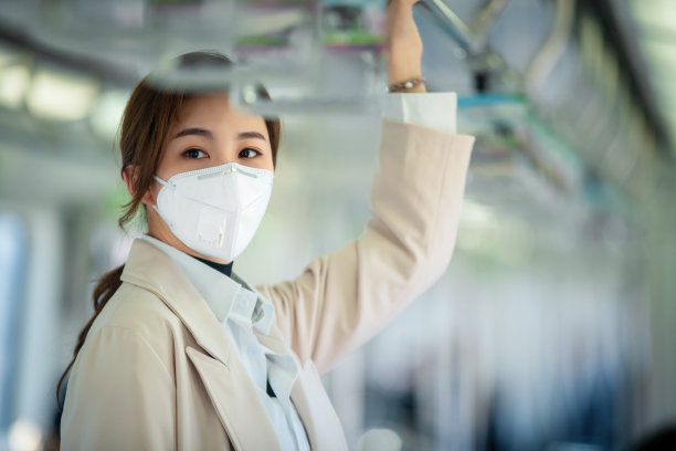 戴口罩的年轻女人乘坐地铁图片下载