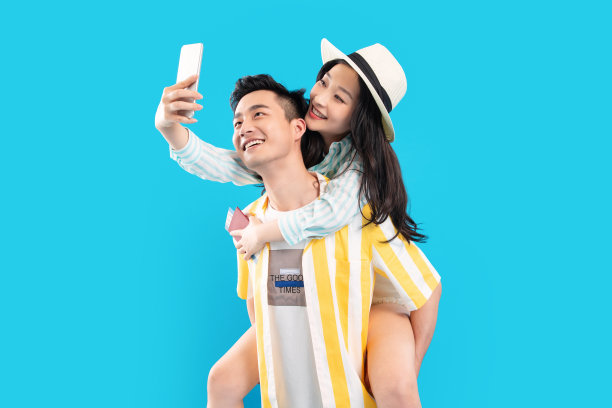 青年男人背着女朋友用手机自拍图片下载