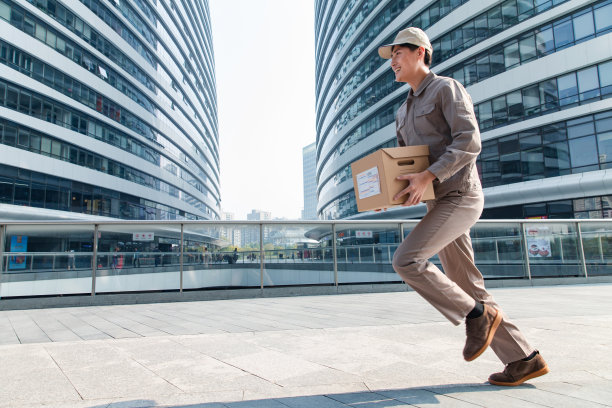 拿着包裹奔跑的快递员图片下载