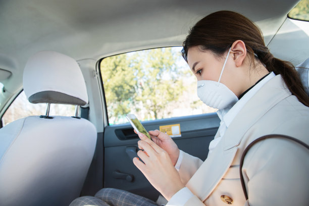 年轻女人戴口罩乘坐汽车图片下载